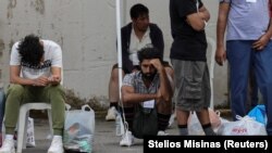 عده‌ای از بازماندگان قایق پناهجویان که ماه گذشته میلادی در نزدیکی یونان غرق شد