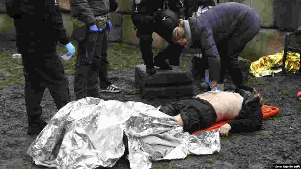 Az első rakéta házakba csapódott. Amikor a mentőalakulatok a helyszínre érkeztek, egy második rakéta landolt &ndash; közölték a hatóságok.&nbsp;A taktikát, miszerint egy második rakétát is kilőnek ugyanarra a helyre, hogy eltalálják a mentőket, katonai nyelven kettős csapásnak nevezik. Az ilyen csapások gyakran civileket érnek