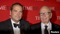 Rupert Mardok (D) i njegov sin Laklan na proglašavanju 100 najvažnijih osoba godine po izboru magazina Time, Njujork, SAD, 21. april 2015.