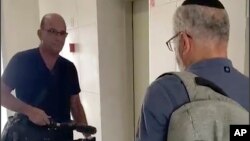 Izraelski zvaničnici zapljenjuju video opremu agencije AP u Sderotu, na jugu Izraela, 21. maja 2024.