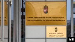 Az Integritás Hatóság cégtáblája a Bartók Udvar irodaház bejáratánál Budapesten, a Bartók Béla úton