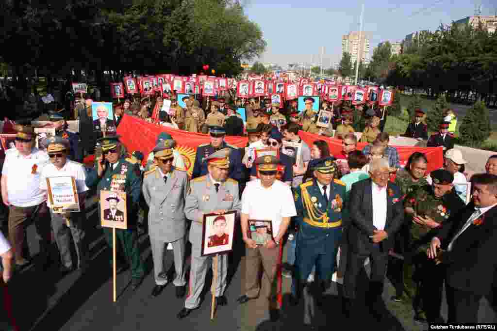 Кыргызстанда былтыр &quot;Өлбөс полк&quot; маршын өткөрүү боюнча талаш-тартыш чыккан. Ага каршы болгондор Орусия Украинага басып киргенден кийин мындай жүрүштү өткөрүп кереги жок деген пикирди айтышкан. Президент Садыр Жапаров 2022-жылдын 1-майында бул боюнча комментарий берген. Ал Кыргызстанда Экинчи дүйнөлүк согушка катышкандардын урпактары көп экенин айтып, &quot;алардын маршка чыгышына тыюу салууга эч кимдин укугу жок&quot; деп билдирген.