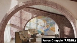 Художествени произведения по стените на контролната зала на телескопа