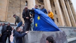 В Грузии прокремлевские радикалы сорвали и сожгли флаги ЕС