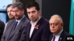 Искрен Митев, Христо Иванов, Кирил Петков и Атанас Атанасов (отляво надясно) по време на брифинга си в сряда, на който заявиха, че ПП-ДБ не иска предсрочни избори, а преговори с ГЕРБ-СДС.