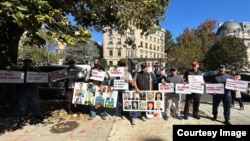 Участники митинга у здания Посольства КР в США, 25 октября 2023 г.