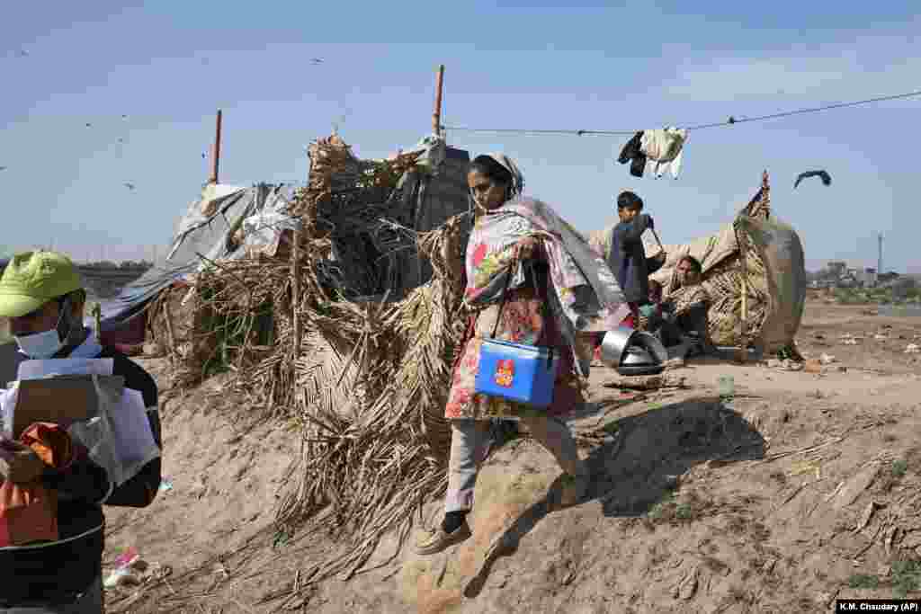 Cadrele medicale vaccinează copiii împotriva poliomielitei în Lahore, Pakistan.