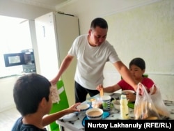 Садриддин Аюупов үч баласын жалгыз багып келе жатат