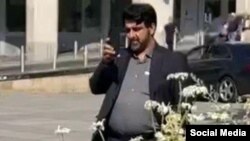 عکس روزنامه هاال‌ان از عبدالمطهر محمدخانی، رئیس مرکز ارتباطات و امور بین‌الملل شهرداری تهران، که گفته می‌شود در حال گرفتن فیلم از مخالفان ایرانی است