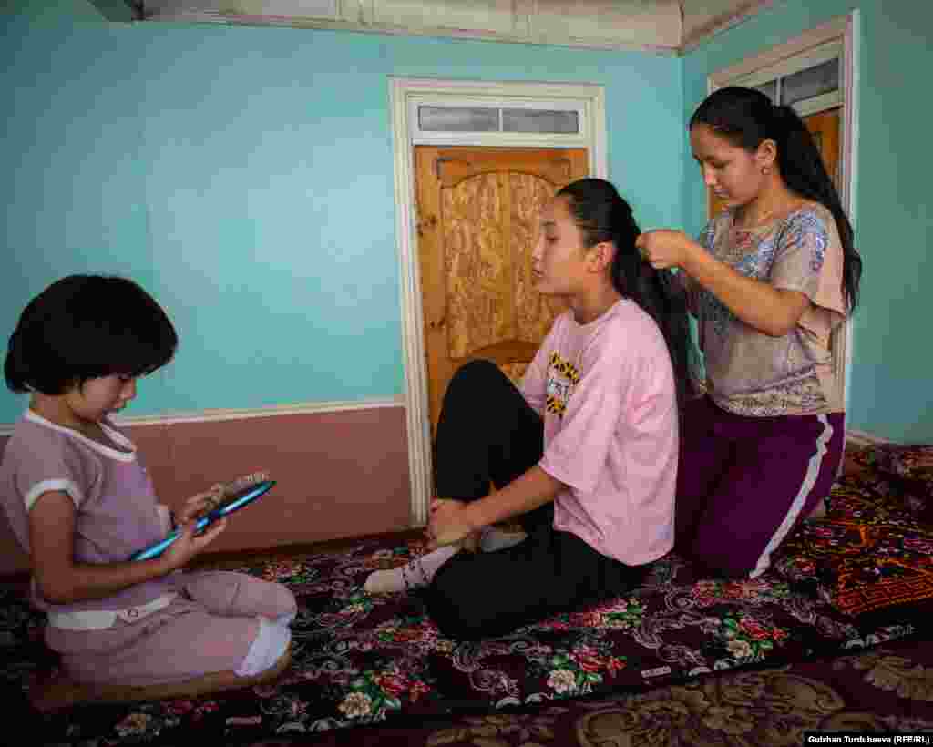 Asema (14) je najstarija od četiri djevojčice u porodici. Otac Talant Sadanov je trener hrvanja slobodnim stilom.