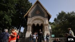 Руската църква в София беше затворена, след като в края на миналата седмица България изгони предстоятеля ѝ архимандрит Васиан заради шпионаж. В неделя Костадин Костадинов, Волен Сидеров и десетки граждани се събраха пред нея с искане храмът да бъде отворен