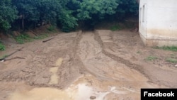 Minden esőzéskor megindul a saras víz a hegyoldalból a recski Hunyadi utcában