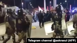 Роснацгвардійці в аеропорту Махачкали під час заворушень під антисемітськими та антизраїльськими гаслами. Дагестан, Росія. 28 жовтня 2023 року