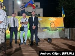 Actorul Mugur Mihăescu (centru) a făcut campanie electorală în județele Dolj și Olt.