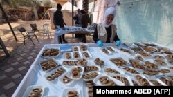 Pripremanje tradicionalnih kolača koji će u okviru humanitarne inicijative na ramazanski Bajram biti podeljeni raseljenim palestinskim porodicama u gradu Rafa na jugu Pojasa Gaze, 8. april 2024.