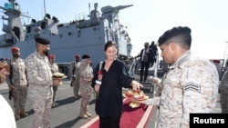 Saudijska Arabija je u subotu dočekala evakuisane u morskoj luci Jeddah sa slatkišima i ružama