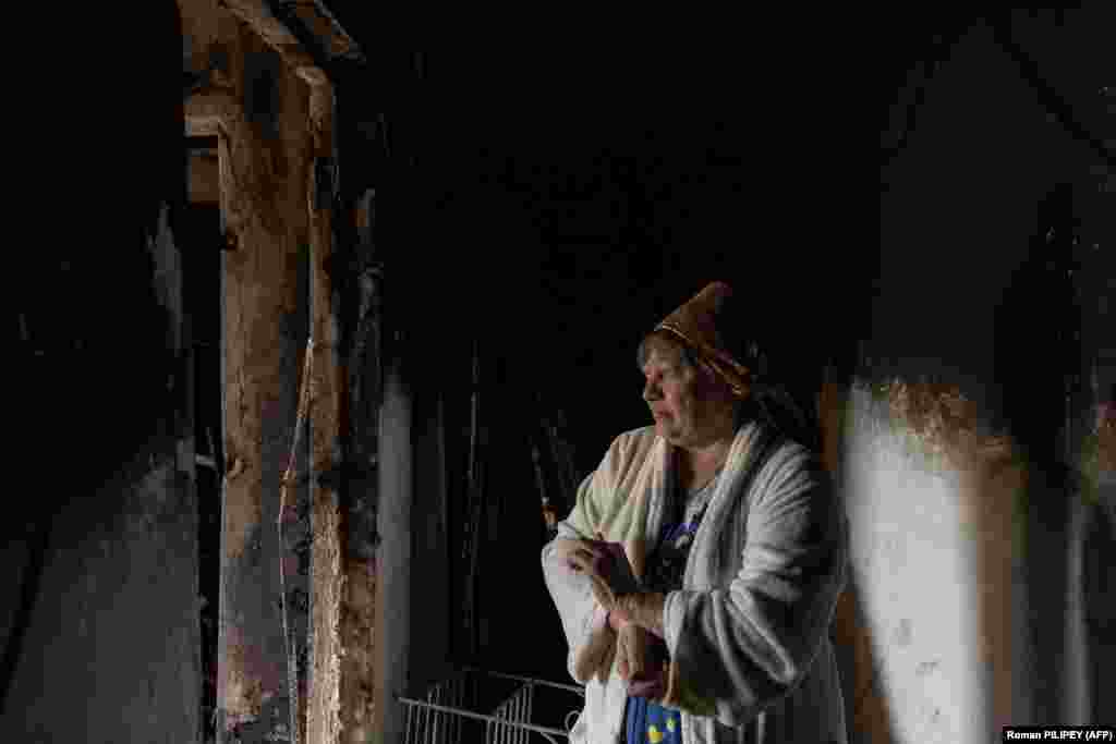 Natalija, čija je starija majka ubijena tokom ruskog noćnog napada, stoji u oštećenom stanu u kojem su obe živele, 30. oktobar.