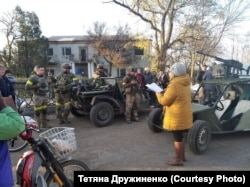 Жителі села Киселівка Херсонської області, яке 2022 року 9 місяців пробуло в російській окупації, зустрічають українських солдатів. 10 листопада 2022 року