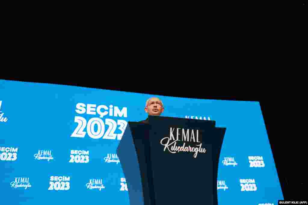 Kemal Kılıçdaroğlu, a szekulárisbarát Köztársasági Néppárt (CHP) vezetője sajtótájékoztatót tart.&nbsp;Kılıçdaroğlu azt ígérte, ha győz, demokrácia jön az állami elnyomás évei után, visszatér az ortodox gazdaságpolitikához, és újjáépíti a Nyugattal való törékeny kapcsolatokat