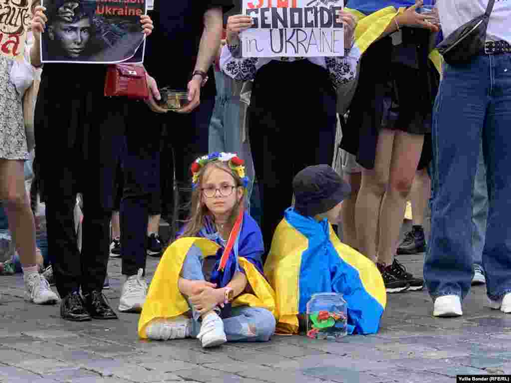 Діти підхоплювали вигуки дорослих і скандували разом з ними