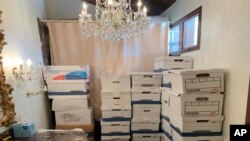 Cutii de documente depozitate într-o toaletă pe proprietatea Mar-a-Lago a lui Trump din Palm Beach, Florida. Fotografie din dosarul penal