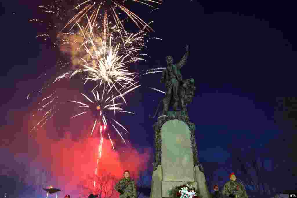 Церемонията в Карлово завърши с вечерна заря над паметника на Апостола.