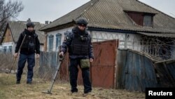 Ukrajinski demineri u potrazi za minama u selu u Harkivskoj oblasti, 21. mart 2023.