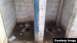 Т. Садыков атындагы мектеп-интернаттын дааратканасы. Баткен. Кыйноолорго каршы борбор тараткан сүрөт.