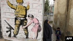 Робота Бенксі на Західному березі Йордану, 2007 рік