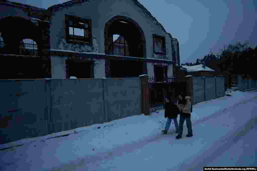 Благодійних фондів не вистачає на всі зруйновані села і містечка. У держави не вистачає ресурсів, бракує стратегічного планування, а інколи, на думку місцевих, й бажання&nbsp; щось змінювати. Жителі Мощуна вважають, що державні органи влади сподіваються, що все зроблять міжнародні благодійні організації