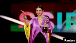 Жулиет Бинош държи наградата си на 70 -ия международен филмов фестивал в Сан Себастиан, 18 септември 2022 г.