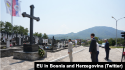 Predstavnici Delegacije EU odaju počast na groblju u Bratuncu, istočna BiH, 16. juli 2024.