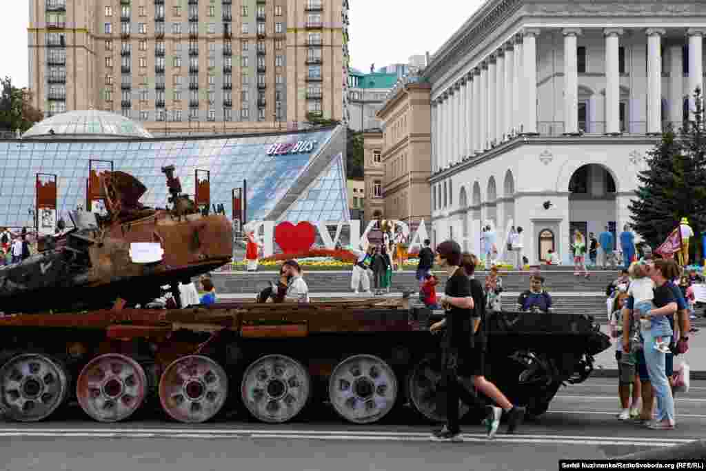 Мер Києва Віталій Кличко заборонив проводити масові заходи на Хрещатику на День незалежності України з огляду на небезпеку російських обстрілів.&nbsp; Та люди все одно прийшли на Майдан Незалежності. Київ,&nbsp;24 серпня 2023 року