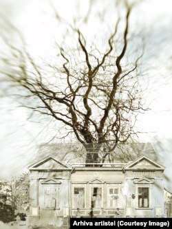 Casa familiei Haman/Renard din Tomnatic, devenită sediu CAP. Intervenția simbolizează dezrădăcinarea