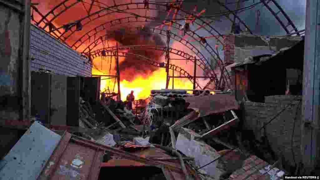 Un pompier se luptă cu un incendiu la un depozit lovit de o rachetă rusească în Dnipro, în estul Ucrainei. Autoritățile au anunțat că o femeie în vârstă de 31 de ani și fiica ei de 2 ani au fost ucise pe 28 aprilie. &nbsp; 