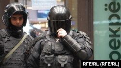 На фото бійці російського ОМОНу. За даними APA.az, під час рейду силовиків у Єкатеринбурзі загинуло двоє азербайджанців