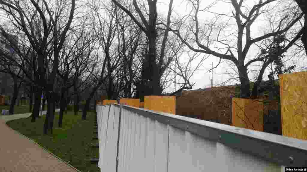 Több méterrel kitolták a kordonokat a munkások