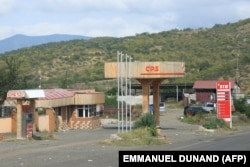 Napušteni automobili na zatvorenoj benzinskoj pumpi u Stepanakertu/Hakendiji, 2. oktobar 2023.