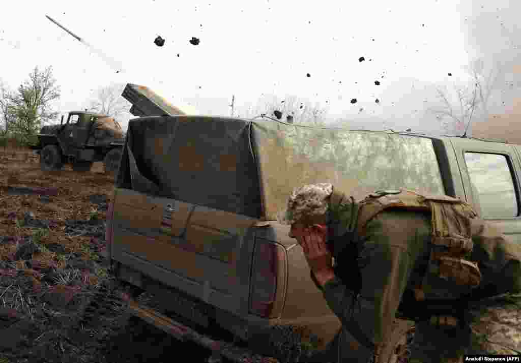 Artiljerci ukrajinske 80. zasebne desantne jurišne brigade pucaju iz višecevnog bacača BM-21 Grad prema ruskim položajima na liniji fronta u blizini Bahmuta u oblasti Donjecka.