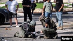 Izraelski vojnici ispituju ostatke rakete u Shlomi, sjeverni Izrael, 6. aprila 2023.