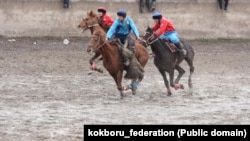 Көкбөрү боюнча Нооруз майрамына арналган республикалык мелдеште Биринчи лигада ойногон "Бакай-Ата Дөөлөт" (көк кийимчен) жана "Четинди" (кызыл кийимчен) командаларынын беттеши. 13-март, 2023-ж. "Ак-Кула" атмайданы, Бишкек. 