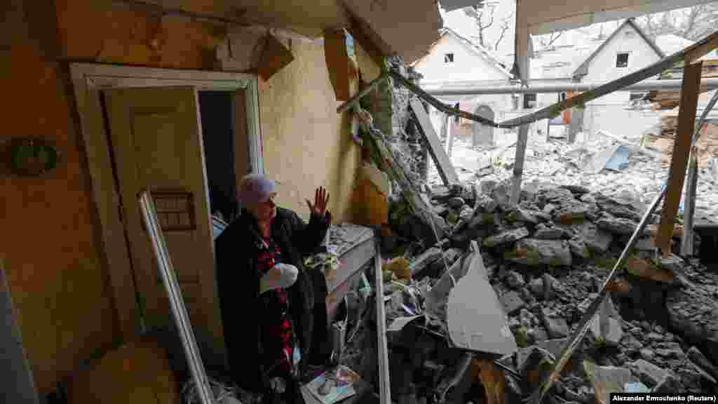 Szvetlana Bojko a végsőkig kitartott elhatározása mellett, hogy nem hagyja el otthonát, de a legutóbbi légicsapásban a háza is lakhatatlanná vált és ő is megsérült.&nbsp; &nbsp;