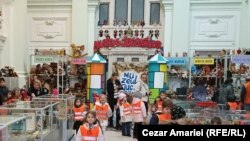 După ce au admirat cât au putut din cele 4.000 de exponate, copiii părăsesc Muzeul Jucăriilor din București cu promisiunea că vor reveni, alături de părinți.