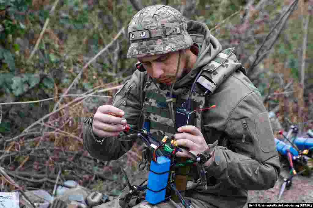 Перед бойовою роботою дрон остаточно готують, під&#39;єднують контакти й перевіряють&nbsp;