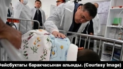 Сузактагы окуядан кийин ооруканага барган УКМК төрагасы Камчыбек Ташиев балдардын абалы менен таанышууда. 3-май, 2024-жыл. (Сүрөт Камчыбек Ташиевдин Фейсбук баракчасынан алынды)