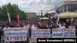 Na plakatima na skupu u Gračanici, 27. juna 2023. pisalo je uz ostalo: "Pomoravlje veruje samo predsedniku Vučiću', 'Od Pomoravlja do Leposavića mi smo jedna porodica', 'Pravda za sve uhapšene Srbe', 'Prava za Zlatana Arsića iz Ajnovca'.