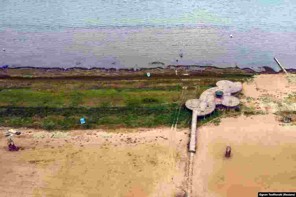 Platforma koja je nekada bila okružena vodama Prespanskog jezera danas stoji na suhom u blizini sela Stenje, Sjeverna Makedonija, 6. septembra. Nivoi vode u Prespanskom jezeru, koje se prostire na granicama Sjeverne Makedonije, Grčke i Albanije, sada su više od 8 metara niži nego krajem 1970-ih. Mještani kažu da se plaše onoga što dolazi.