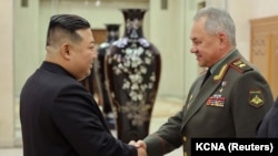 По данным ГУР МО Украины, секретарь Совета безопасности России Сергей Шойгу (слева) во время своего недавнего визита в Северную Корею согласился работать над привлечением большего количества северокорейских мигрантов к работе в России (фото архивное)