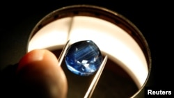 Një gur i çmuar në selinë e laboratorit Gubelin Gem në Zvicër. 