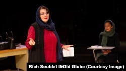 مری آپیک در نمایش «انگلیسی»